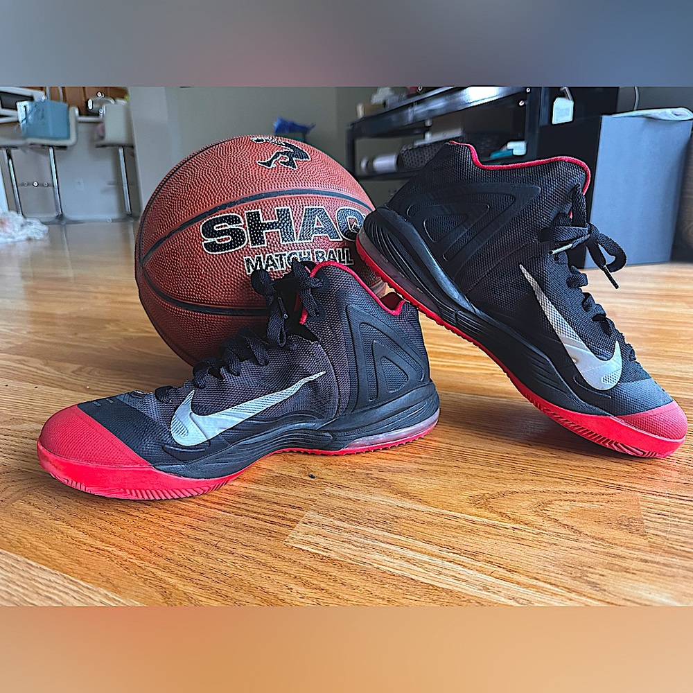 Nike Basketball shoe size 8.5 great condition